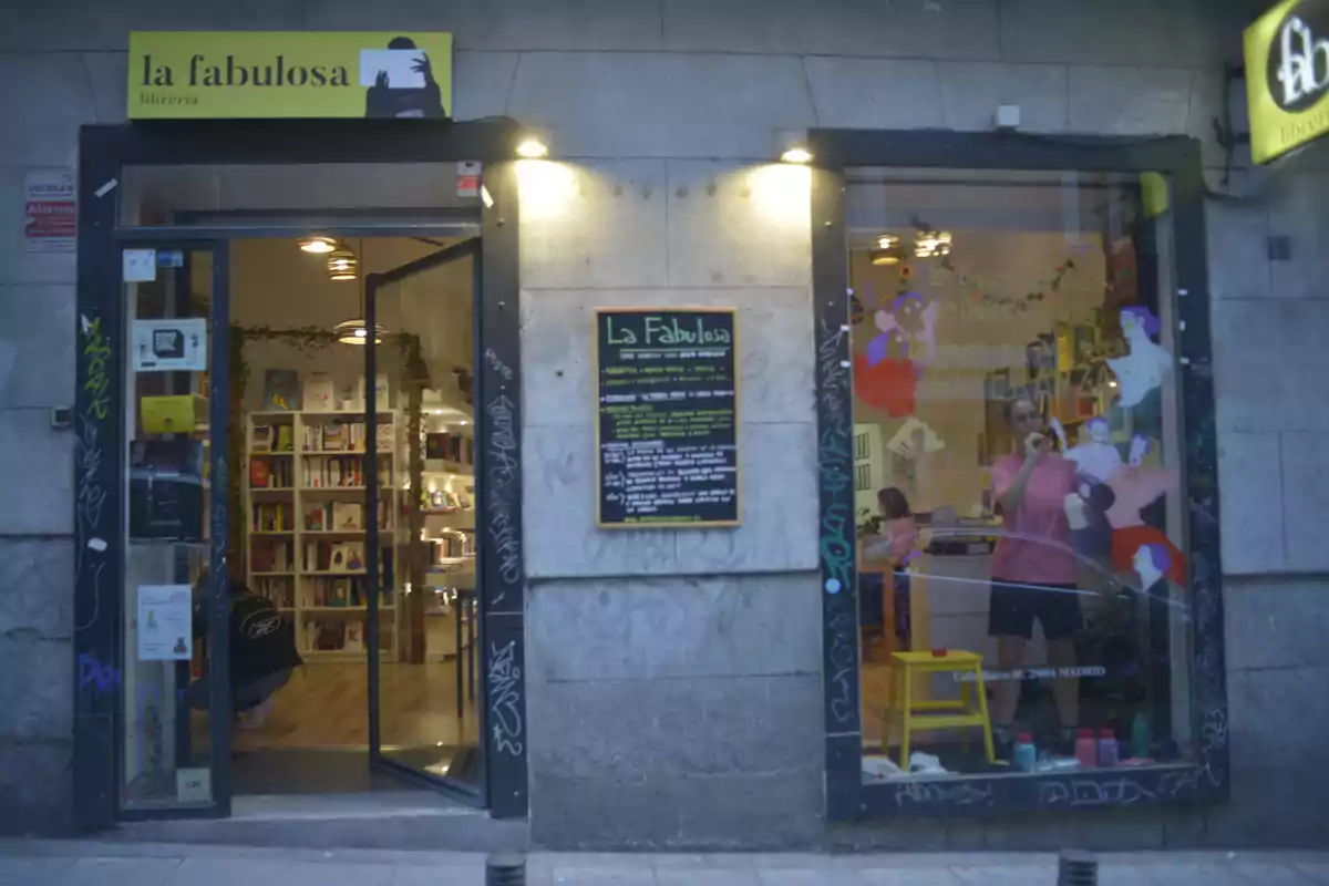 Fachada de una librería llamada 