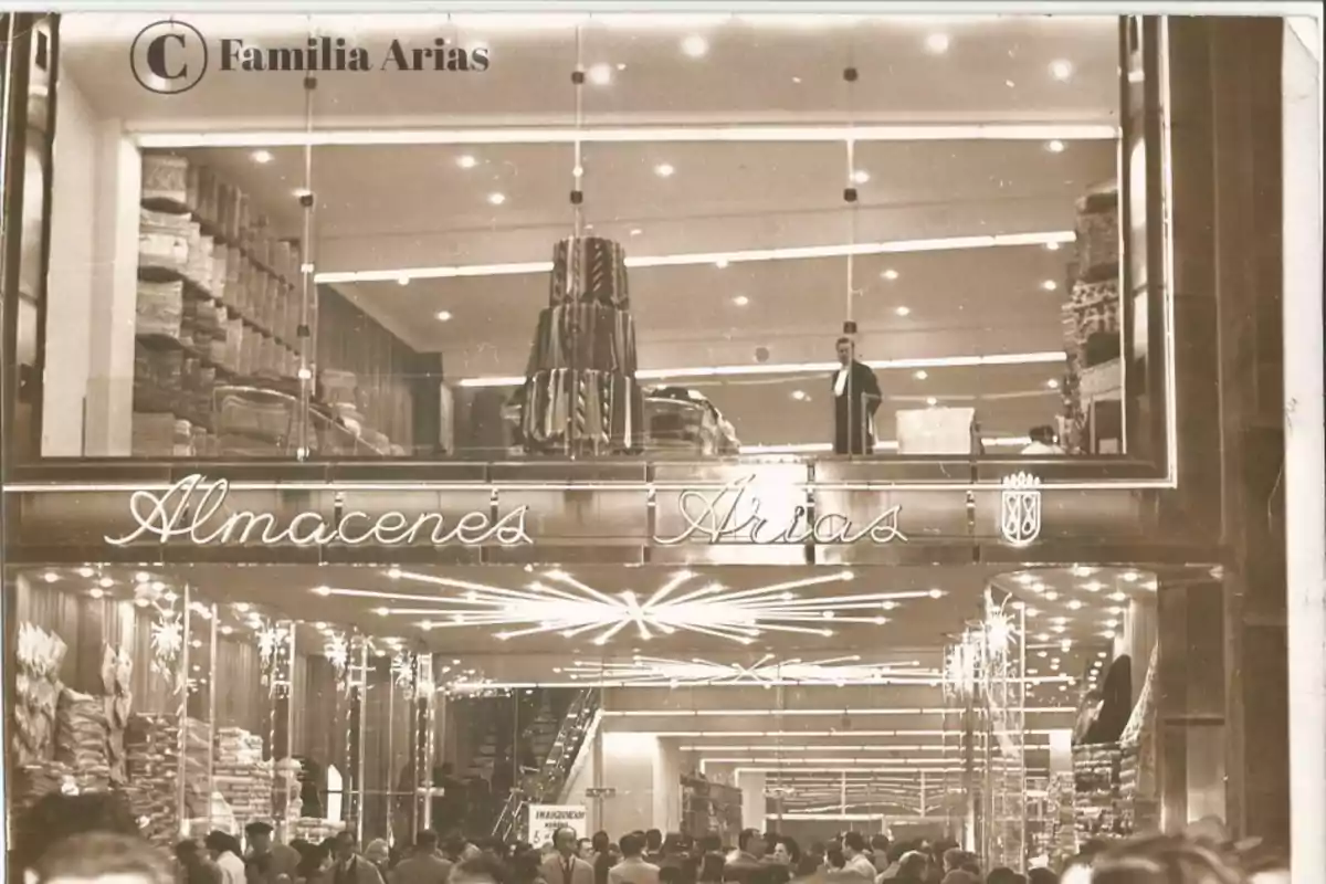 Fotografía en blanco y negro de la entrada de una tienda llamada 