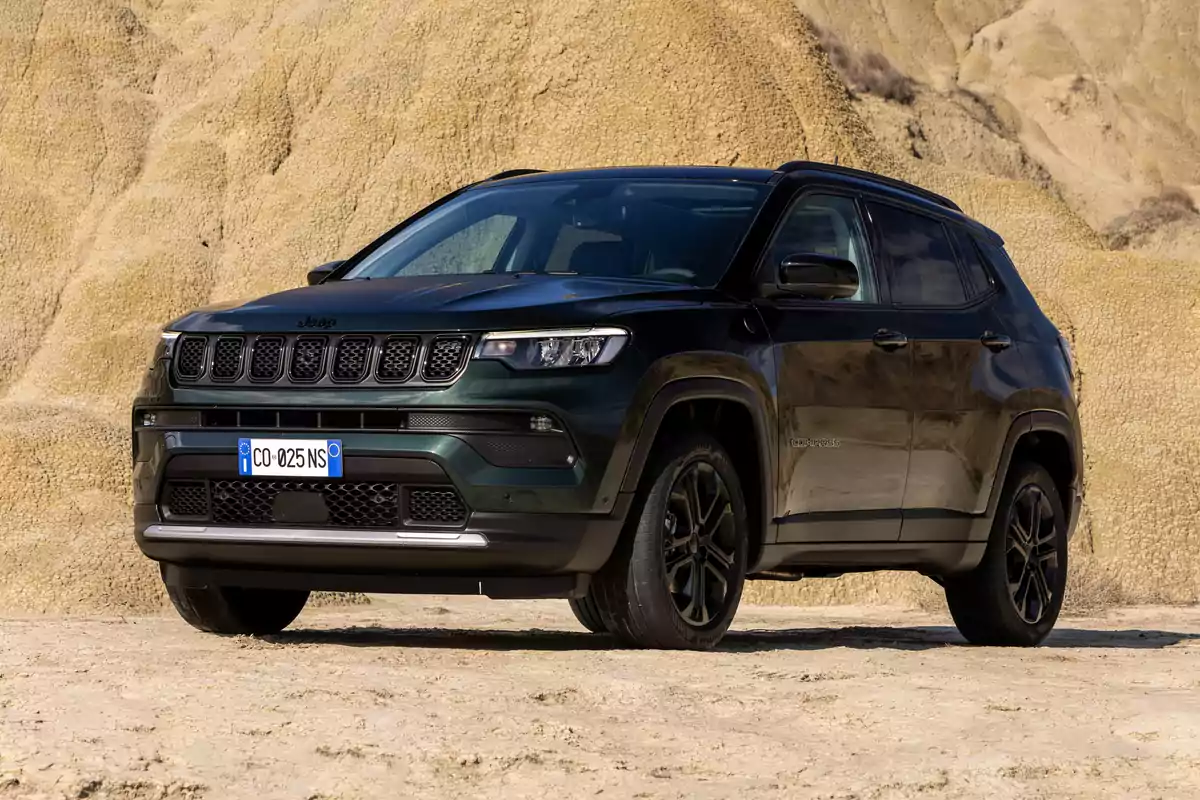 Un SUV North Star de Jeep negro estacionado en un paisaje árido con colinas de fondo.