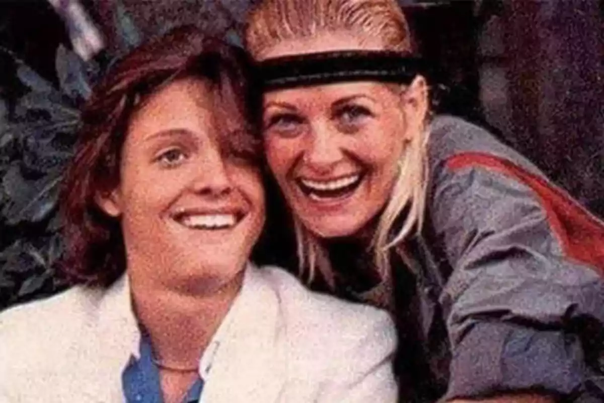 Dos personas sonrientes posando juntas para una foto.