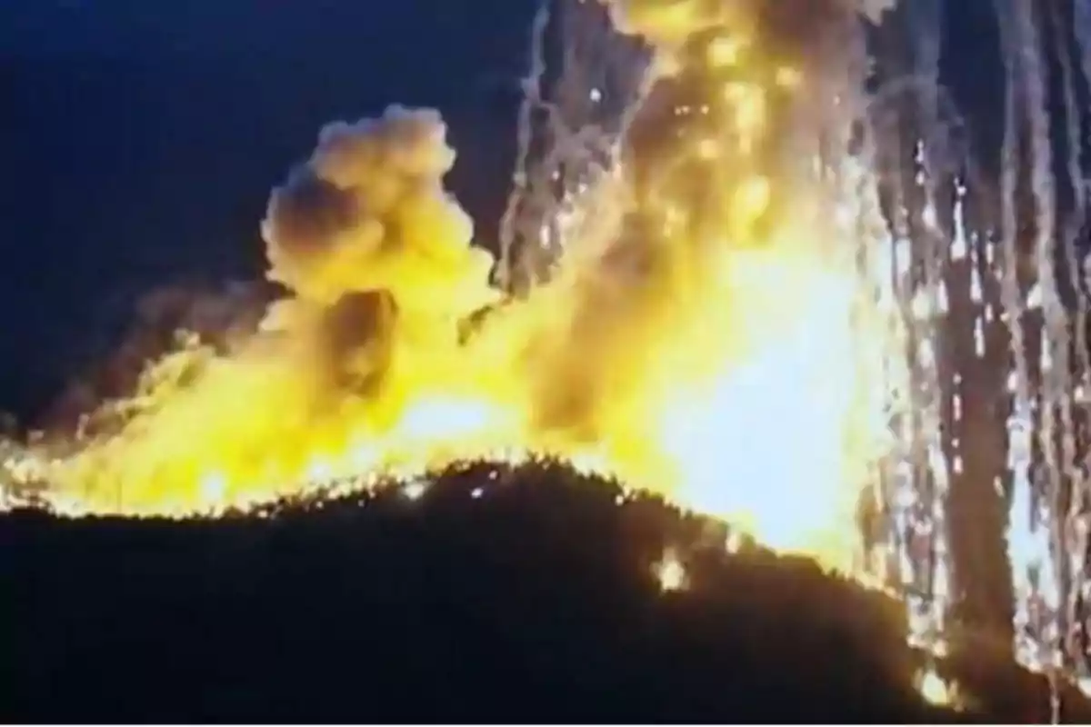 Erupción volcánica con lava y humo iluminando el cielo nocturno.