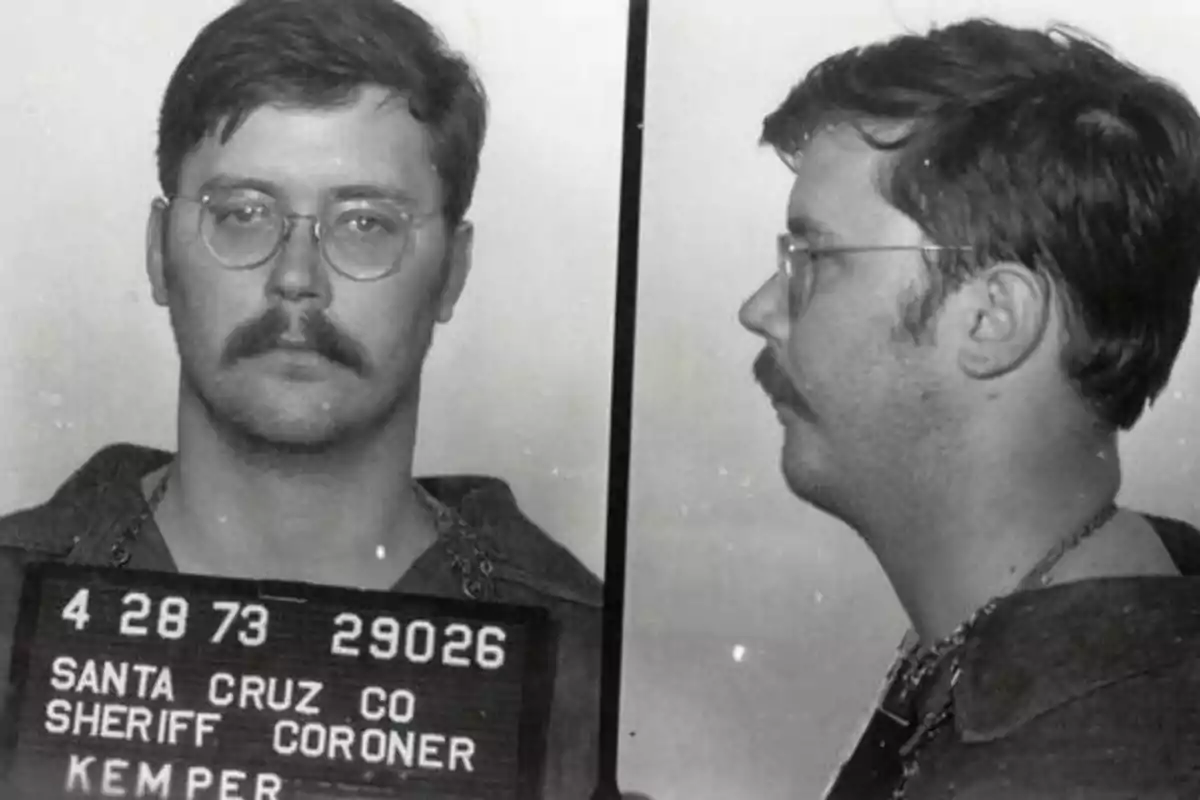 Foto de una ficha policial de un hombre con gafas y bigote, tomada el 28 de abril de 1973 en el condado de Santa Cruz.