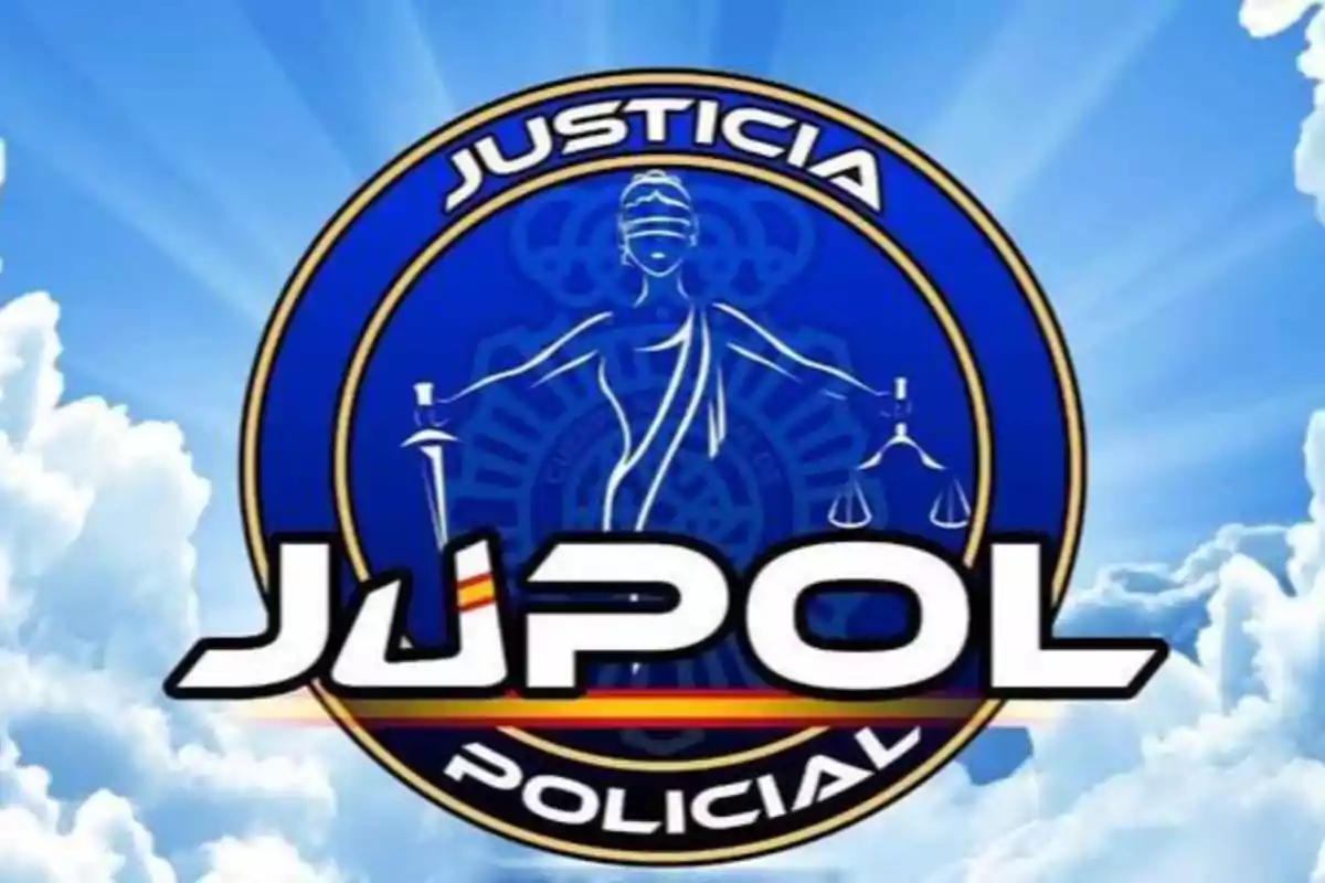 Logotipo de JUPOL con la figura de la justicia en el centro, rodeada por un cielo azul con nubes y rayos de luz.