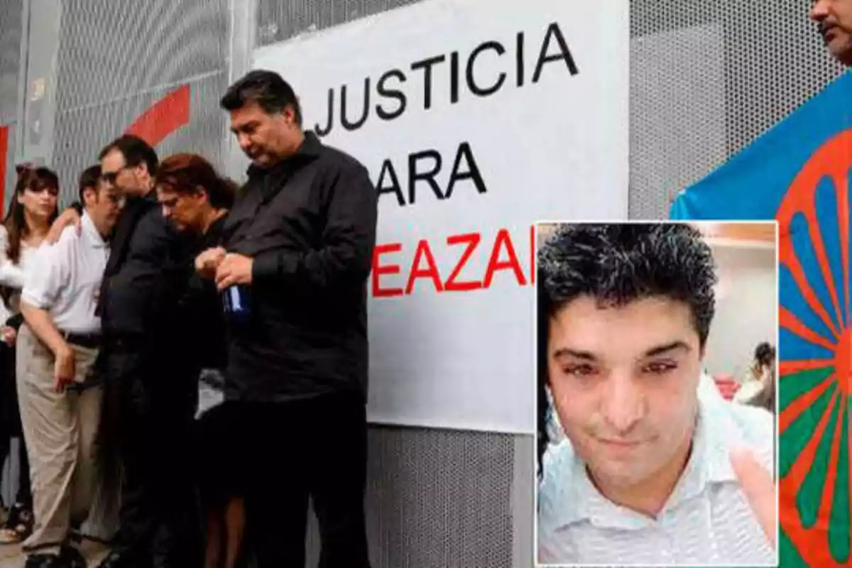 Un grupo de personas vestidas de negro se encuentra frente a una pancarta que dice "JUSTICIA PARA" y un nombre parcialmente visible en rojo, con una foto de un hombre en la esquina inferior derecha.