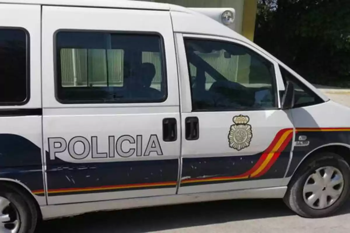 Furgoneta de la policía estacionada en la calle.