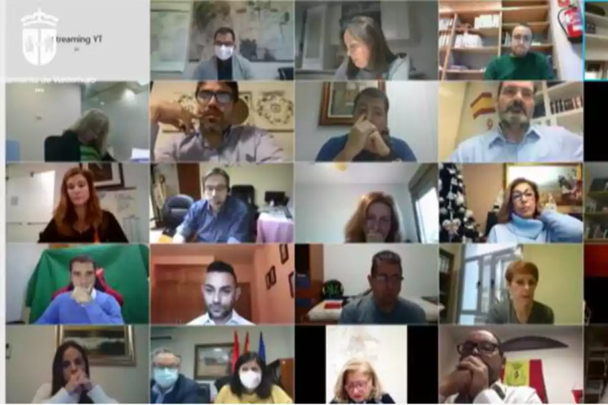 Varias personas participando en una videoconferencia grupal.