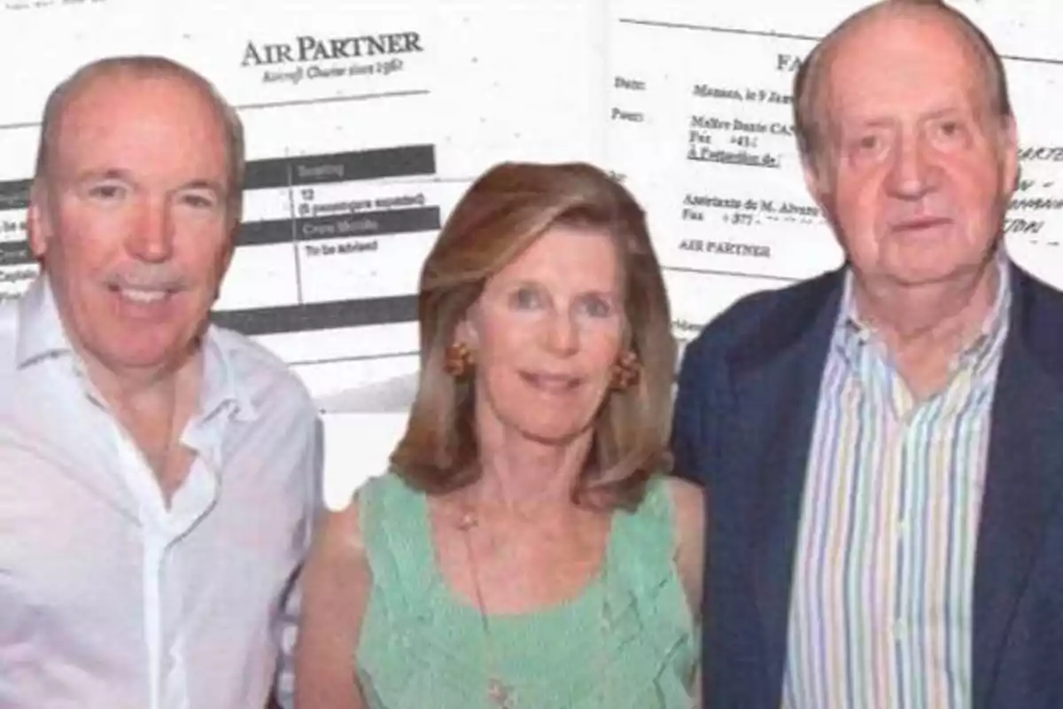 Tres personas posando frente a un fondo con documentos de Air Partner.