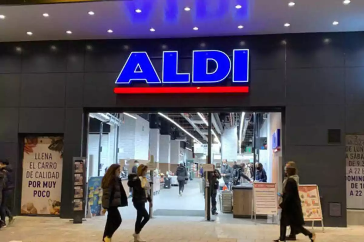 Entrada de una tienda ALDI con personas caminando frente a ella.