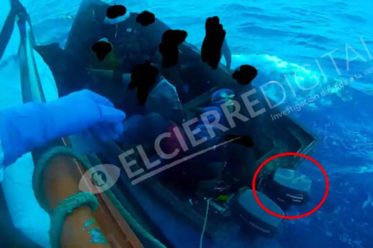 Una persona con guantes azules se encuentra en un bote inflable en el mar, mientras que otras personas están en otro bote cercano con motores fuera de borda, y la imagen tiene el logo de "EL CIERRE DIGITAL".