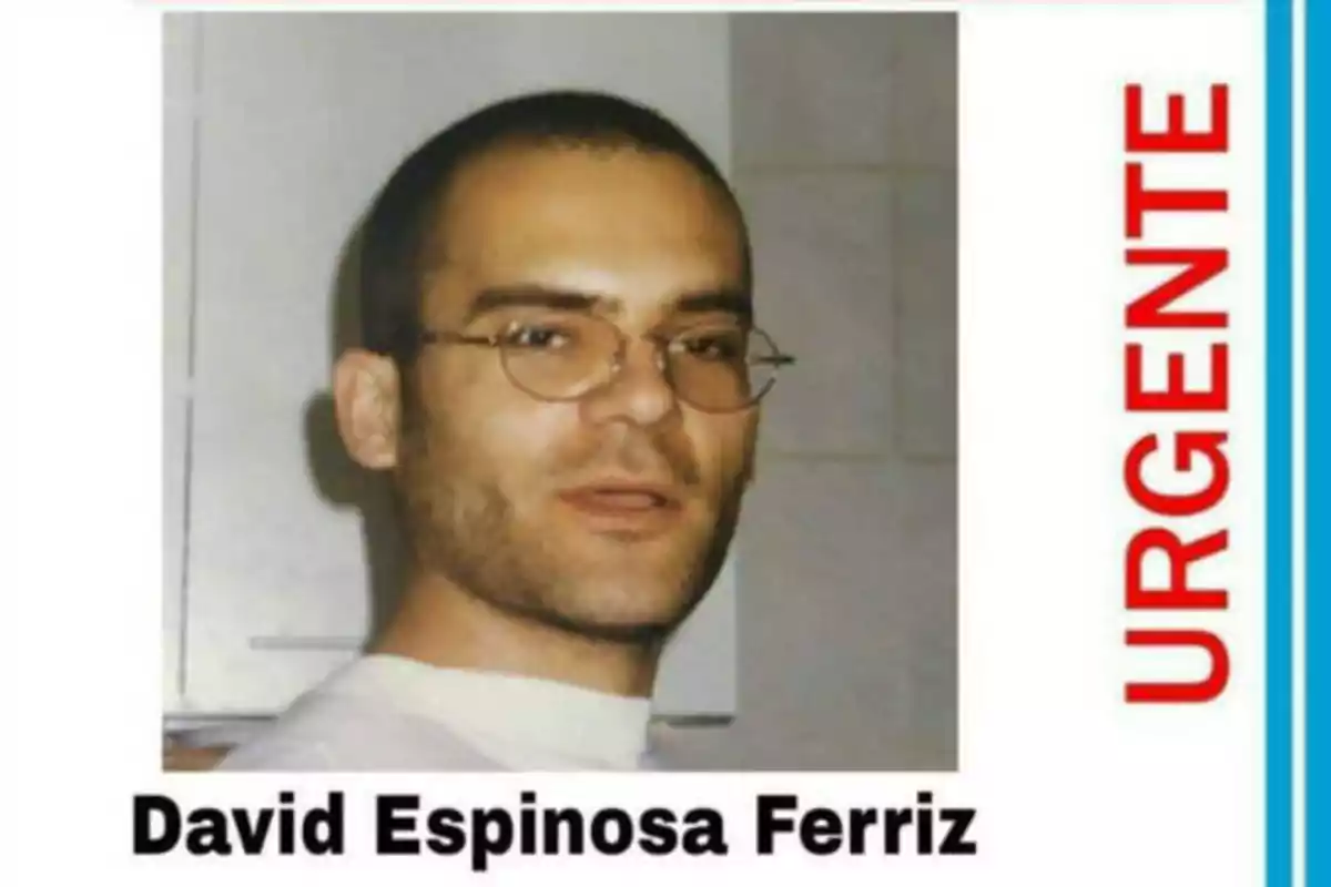 Imagen de un hombre con gafas y barba corta, con el texto "URGENTE" en rojo a la derecha y el nombre "David Espinosa Ferriz" en la parte inferior.