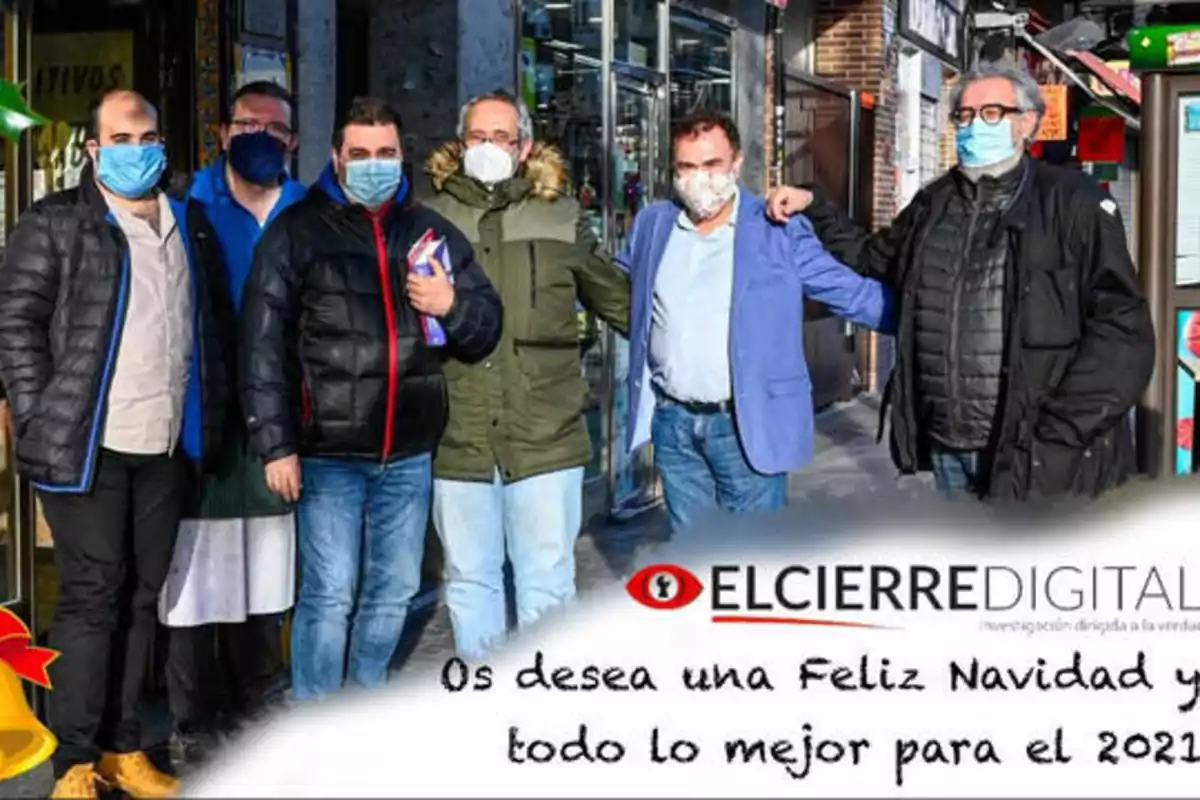 Un grupo de seis personas con mascarillas posando frente a una tienda, con un mensaje de "El Cierre Digital" deseando una Feliz Navidad y lo mejor para el 2021.