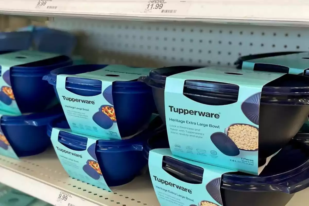 Contenedores de Tupperware en exhibición en una tienda, con precios visibles en la parte superior del estante.