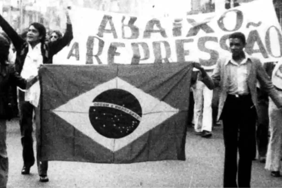 Personas marchando con una bandera de Brasil y un cartel que dice 