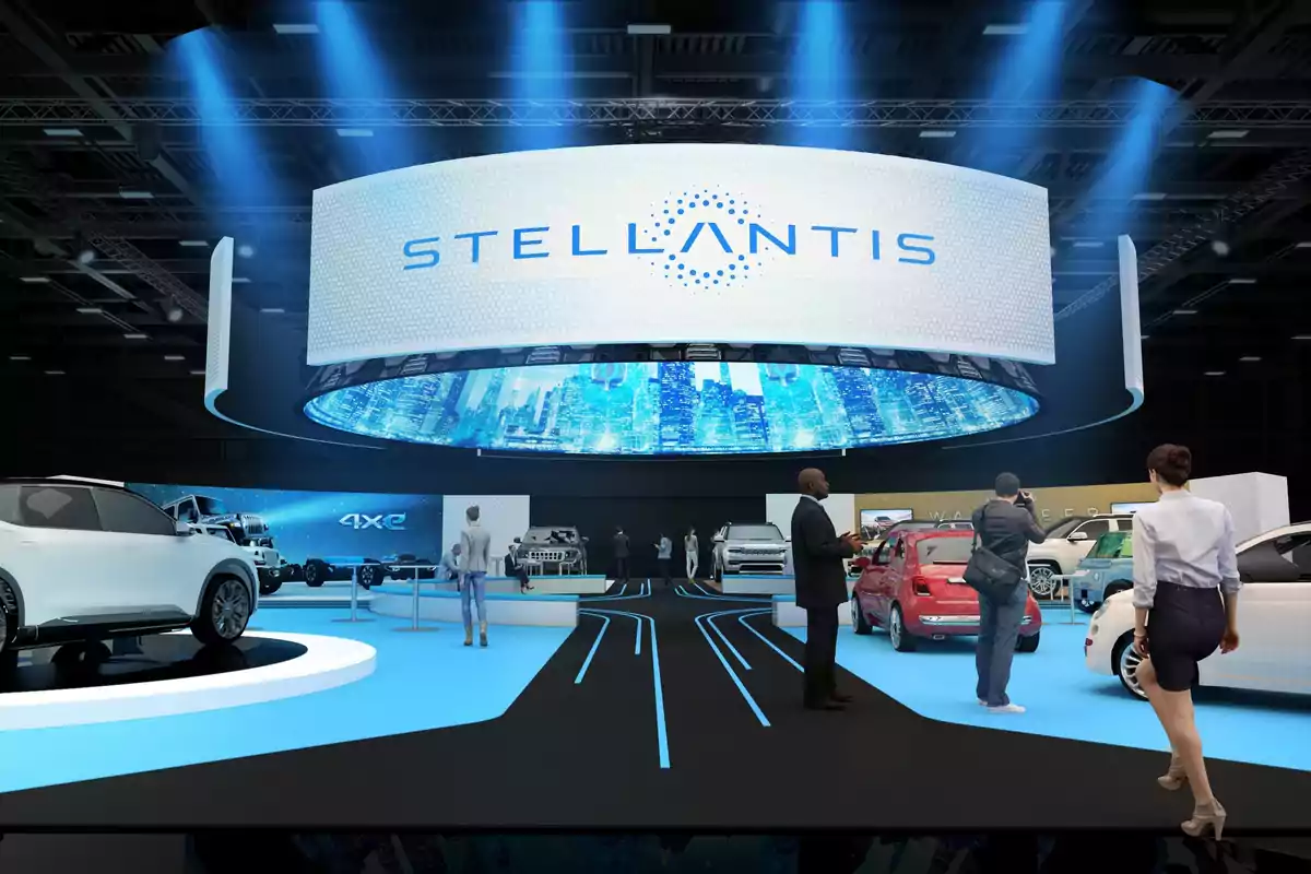 Exhibición de automóviles en un stand de Stellantis con personas observando vehículos bajo luces azules.