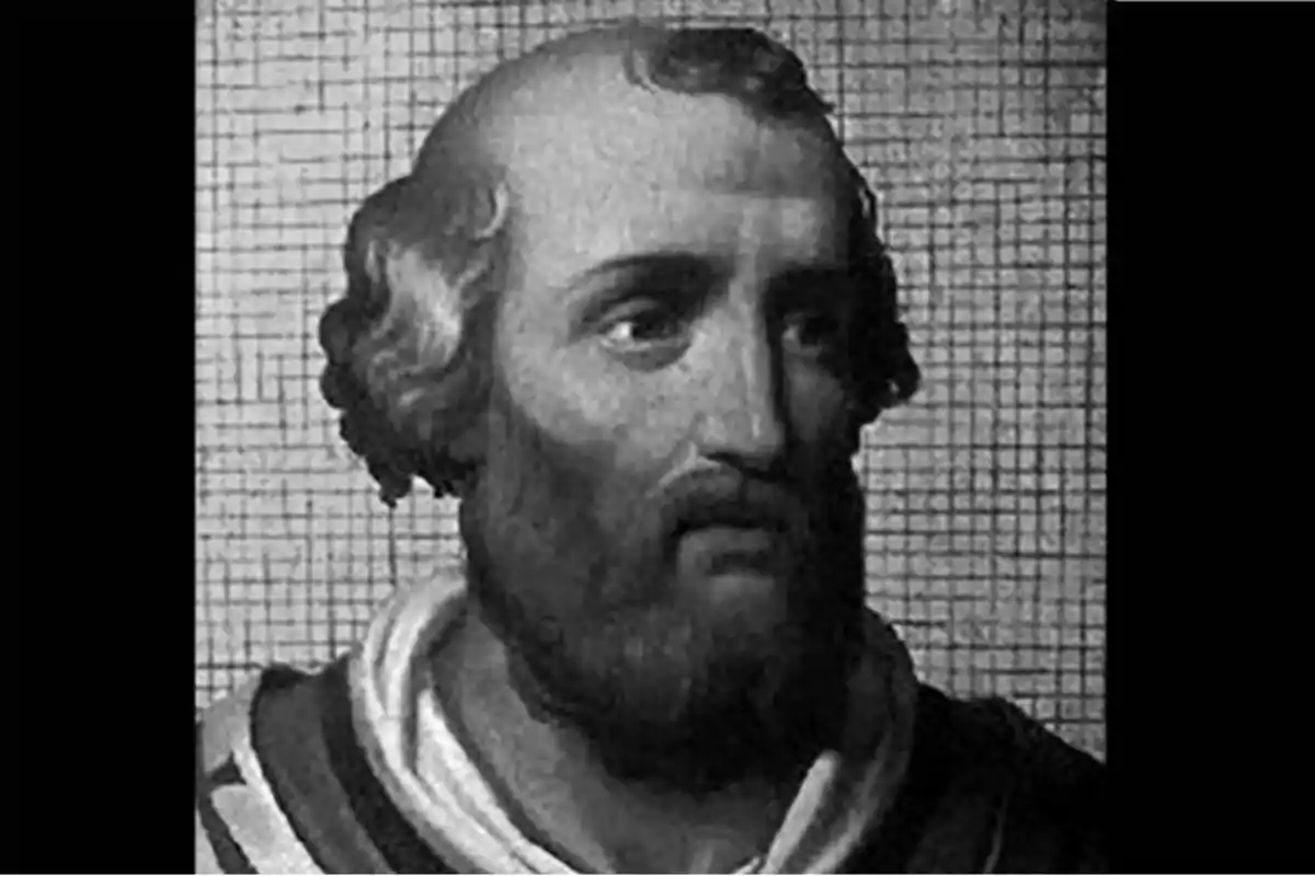 Retrato en blanco y negro de un hombre con barba y cabello corto, vistiendo una túnica con cuello alto, sobre un fondo cuadriculado.