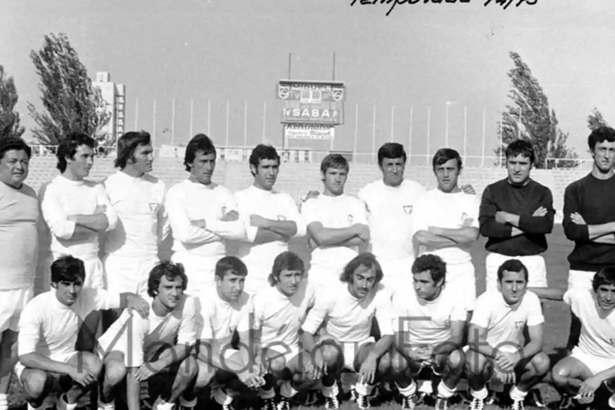 Un equipo de fútbol posando para una foto en un estadio.