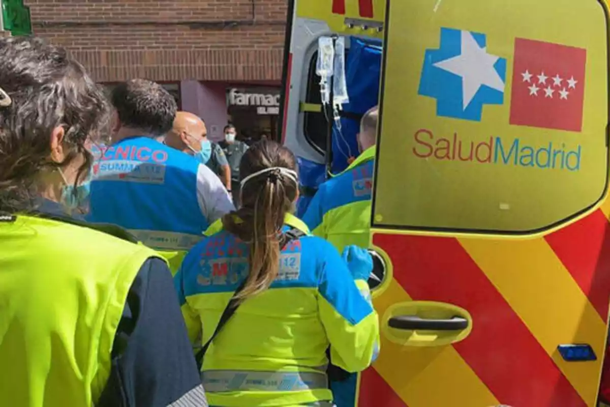 Personal médico de emergencias de Madrid atendiendo una situación junto a una ambulancia.