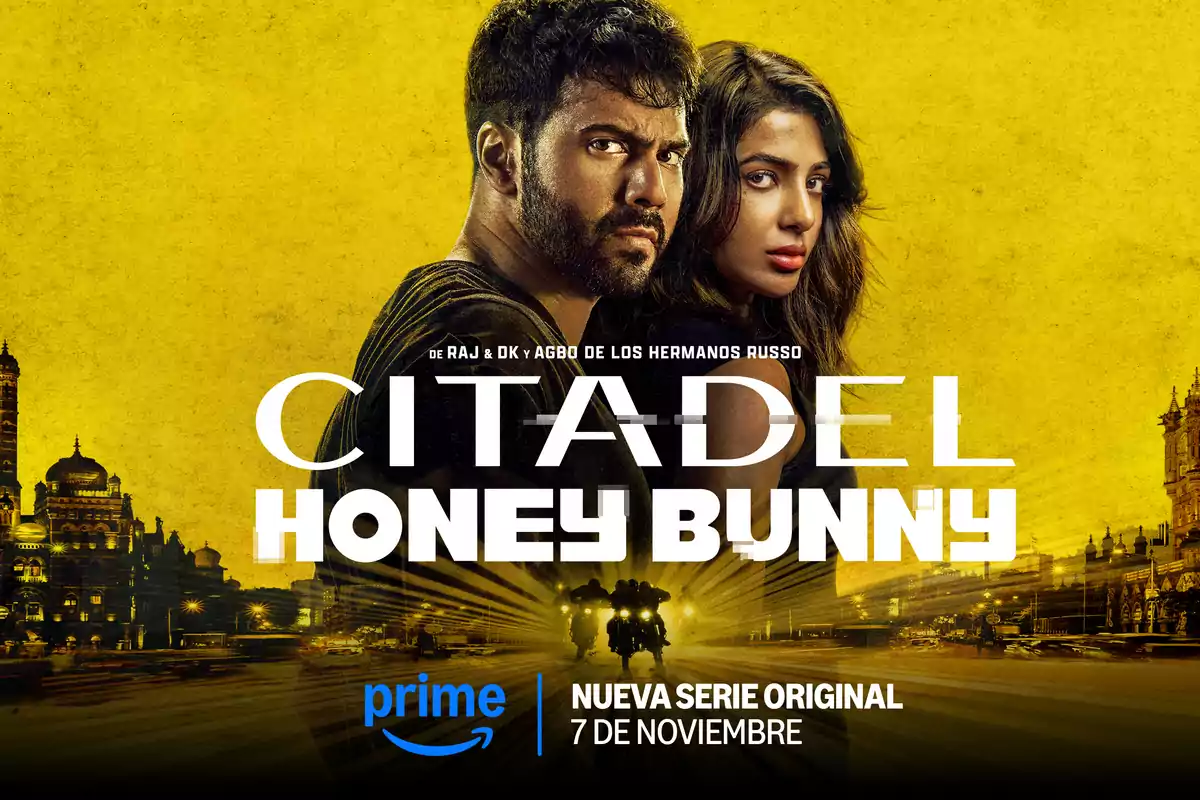 Dos personas miran al frente en un póster promocional de la serie "Citadel: Honey Bunny" con un fondo amarillo y edificios al atardecer, anunciando su estreno en Prime el 7 de noviembre.