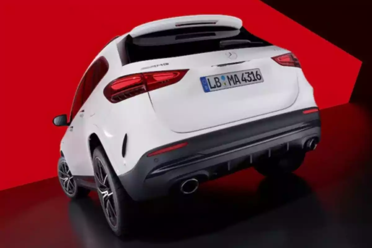 Un auto blanco de lujo visto desde atrás con fondo rojo. Un auto blanco de lujo visto desde atrás con fondo rojo.