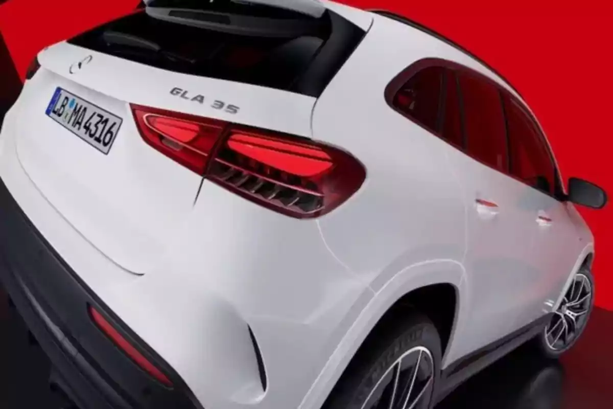 Un automóvil blanco de lujo visto desde atrás con fondo rojo. Un automóvil blanco de lujo visto desde atrás con fondo rojo.
