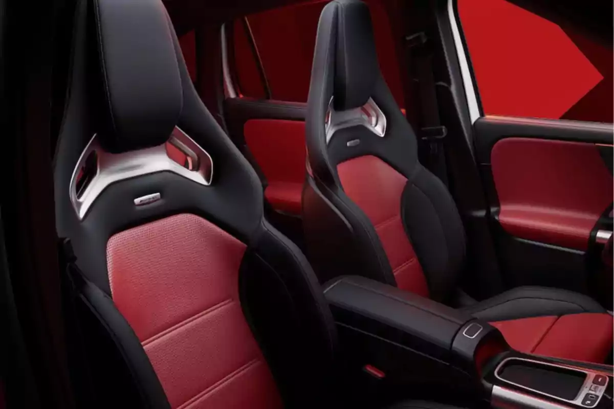 Asientos deportivos de coche en cuero negro y rojo con un diseño moderno y elegante. Asientos deportivos de coche en cuero negro y rojo con un diseño moderno y elegante.