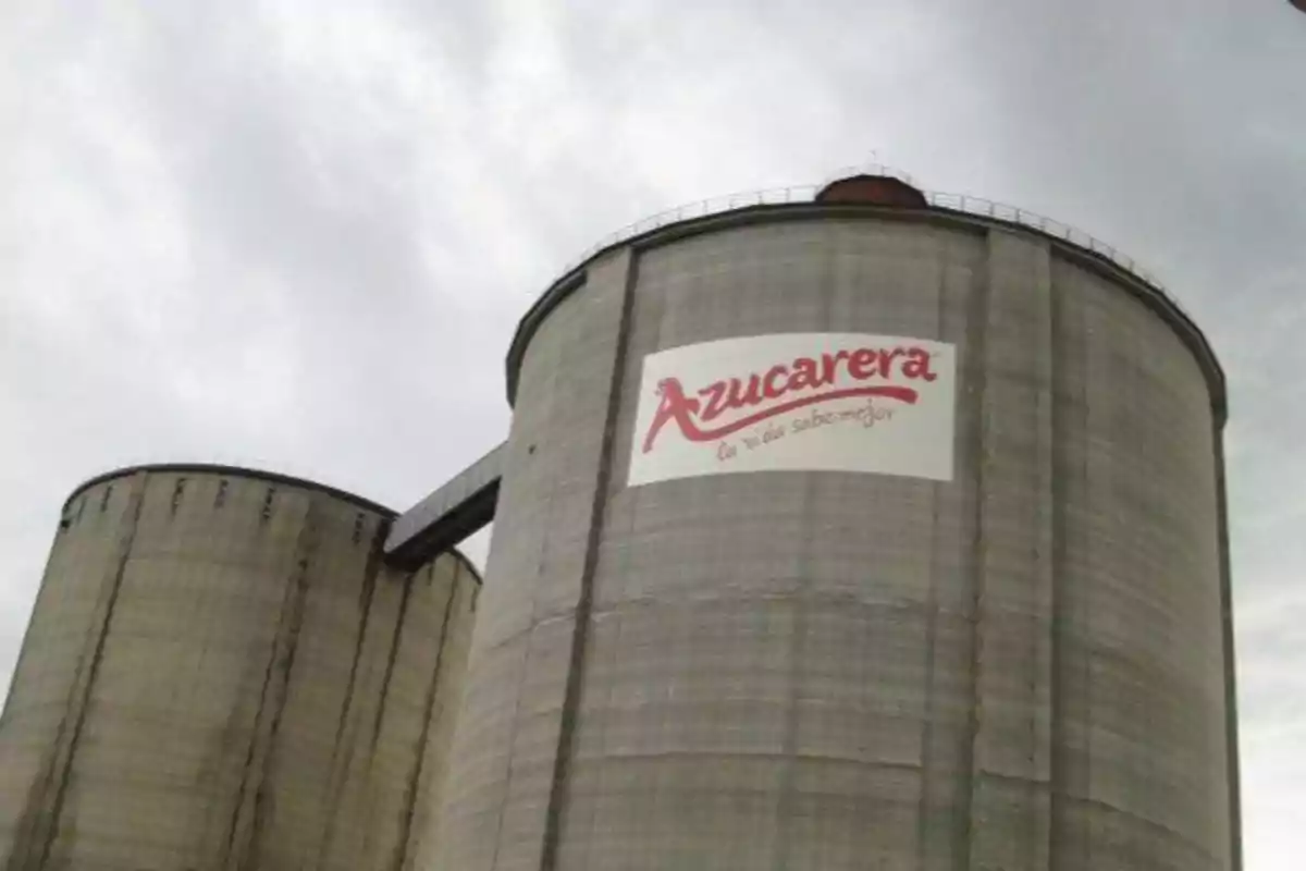 Edificio industrial con grandes silos de almacenamiento y un cartel que dice "Azucarera".