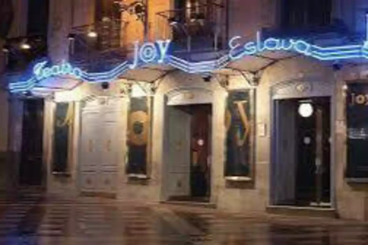 Fachada iluminada del Teatro Joy Eslava en la noche.