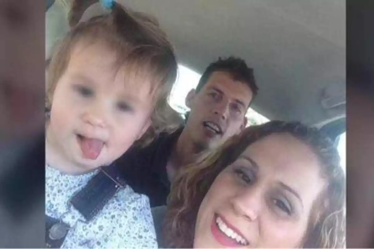 Una familia sonriente toma una selfie dentro de un automóvil, con una niña pequeña sacando la lengua en primer plano.