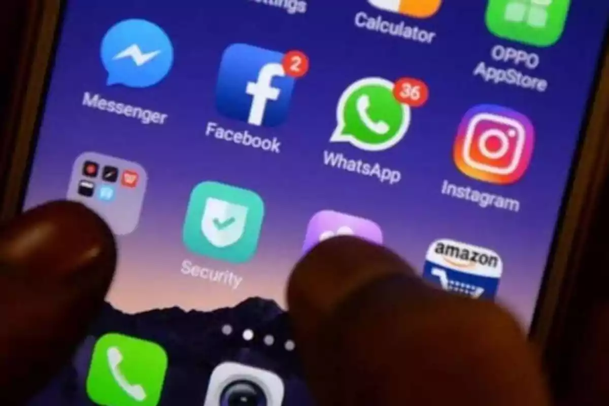 Pantalla de un teléfono móvil con varias aplicaciones populares como Facebook, WhatsApp, Instagram, Messenger y Amazon, con notificaciones visibles en algunas de ellas.
