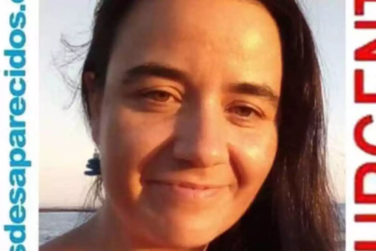 Una mujer con cabello oscuro y largo, sonriendo, con un fondo de cielo y mar. A los lados de la imagen se pueden ver las palabras "desaparecidos" y "URGENTE".