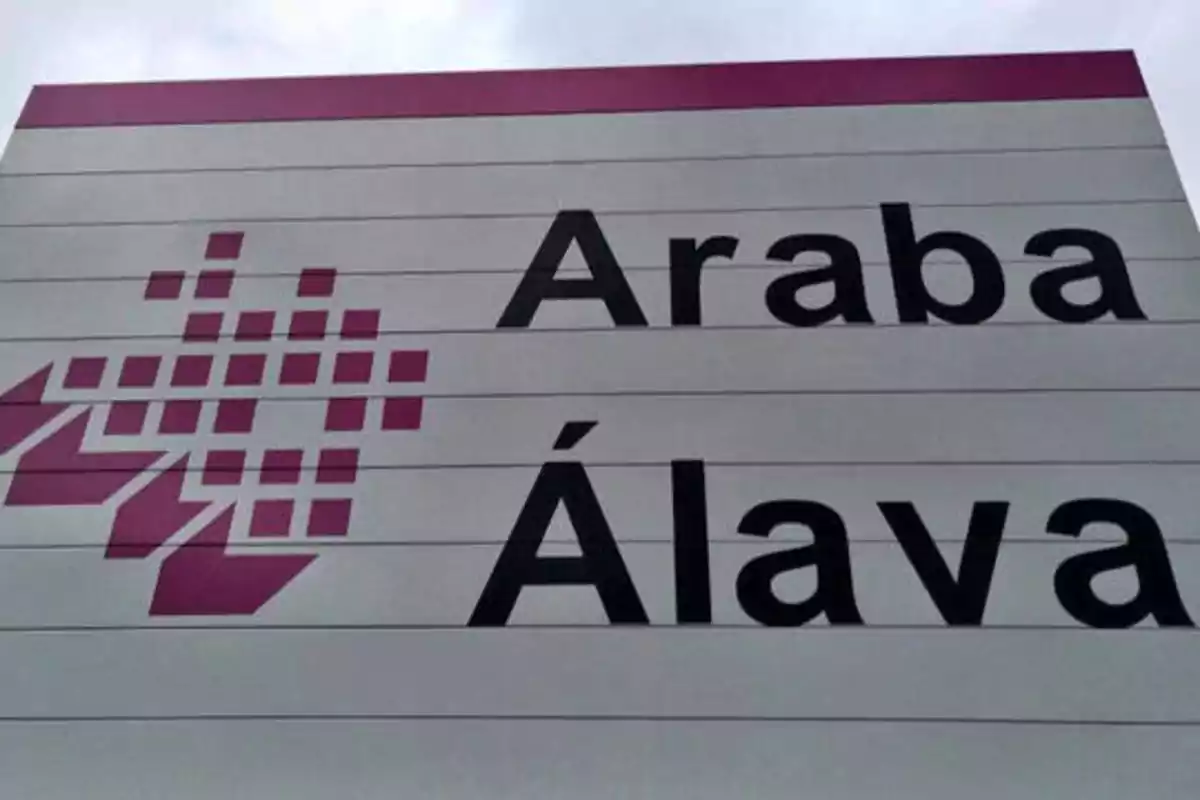 Cartel con el texto "Araba Álava" y un logotipo en color morado.