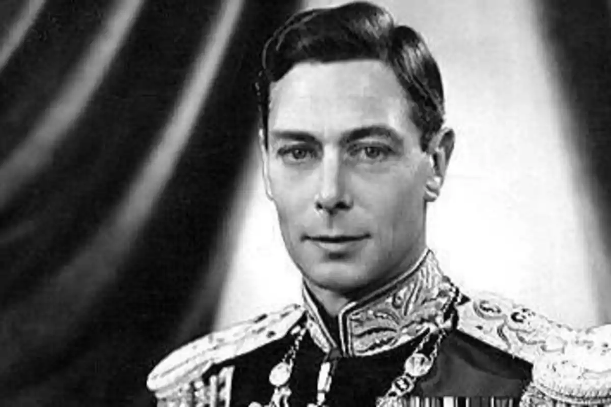 Retrato en blanco y negro de un hombre con uniforme militar y condecoraciones.