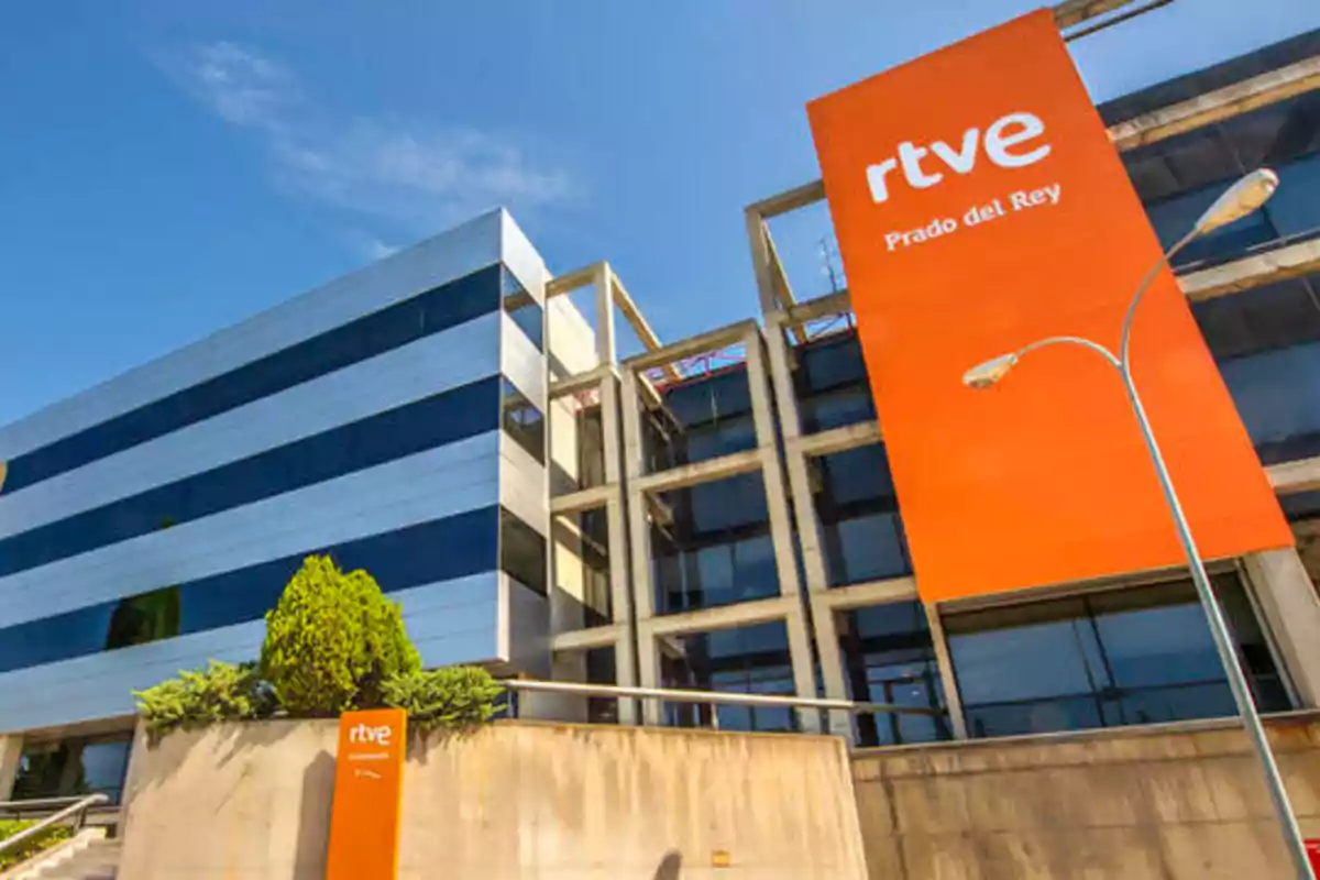 Edificio de RTVE en Prado del Rey con un cartel naranja y letras blancas.