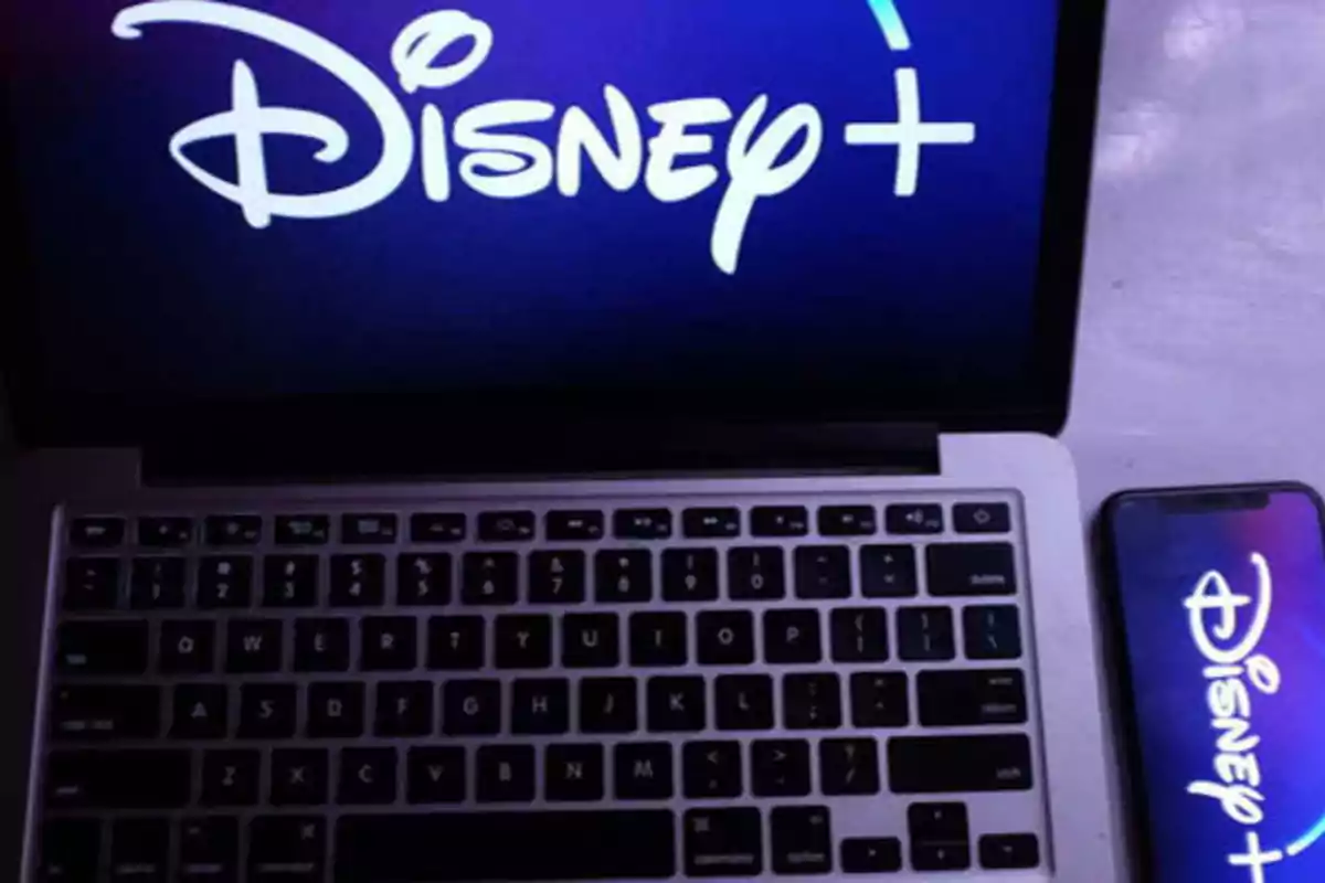 Una computadora portátil y un teléfono móvil mostrando el logotipo de Disney+.