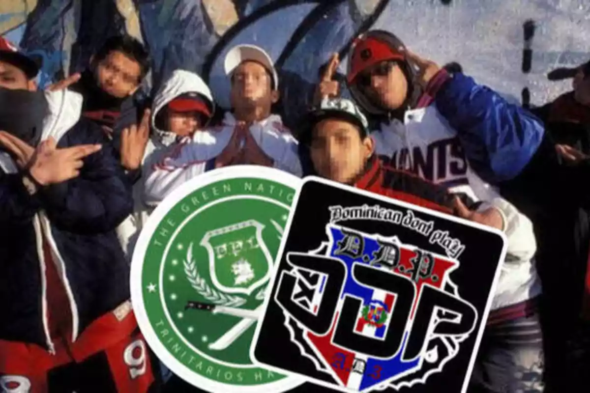 Un grupo de personas posando con ropa casual y haciendo gestos con las manos, con dos logotipos superpuestos en primer plano, uno verde con texto "The Green Nation Trinitarios" y otro con los colores de la bandera dominicana y texto "Dominican don't play D.D.P."