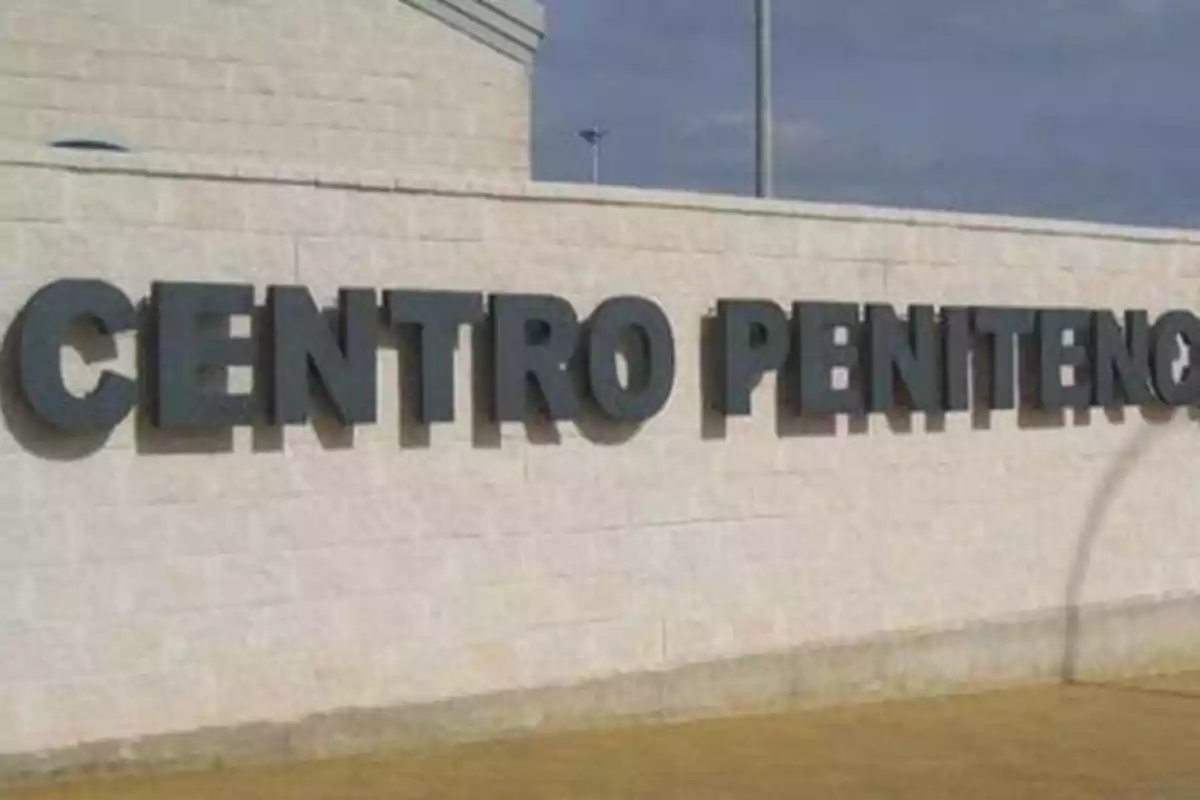 Edificio con letrero que dice "CENTRO PENITENCIARIO".