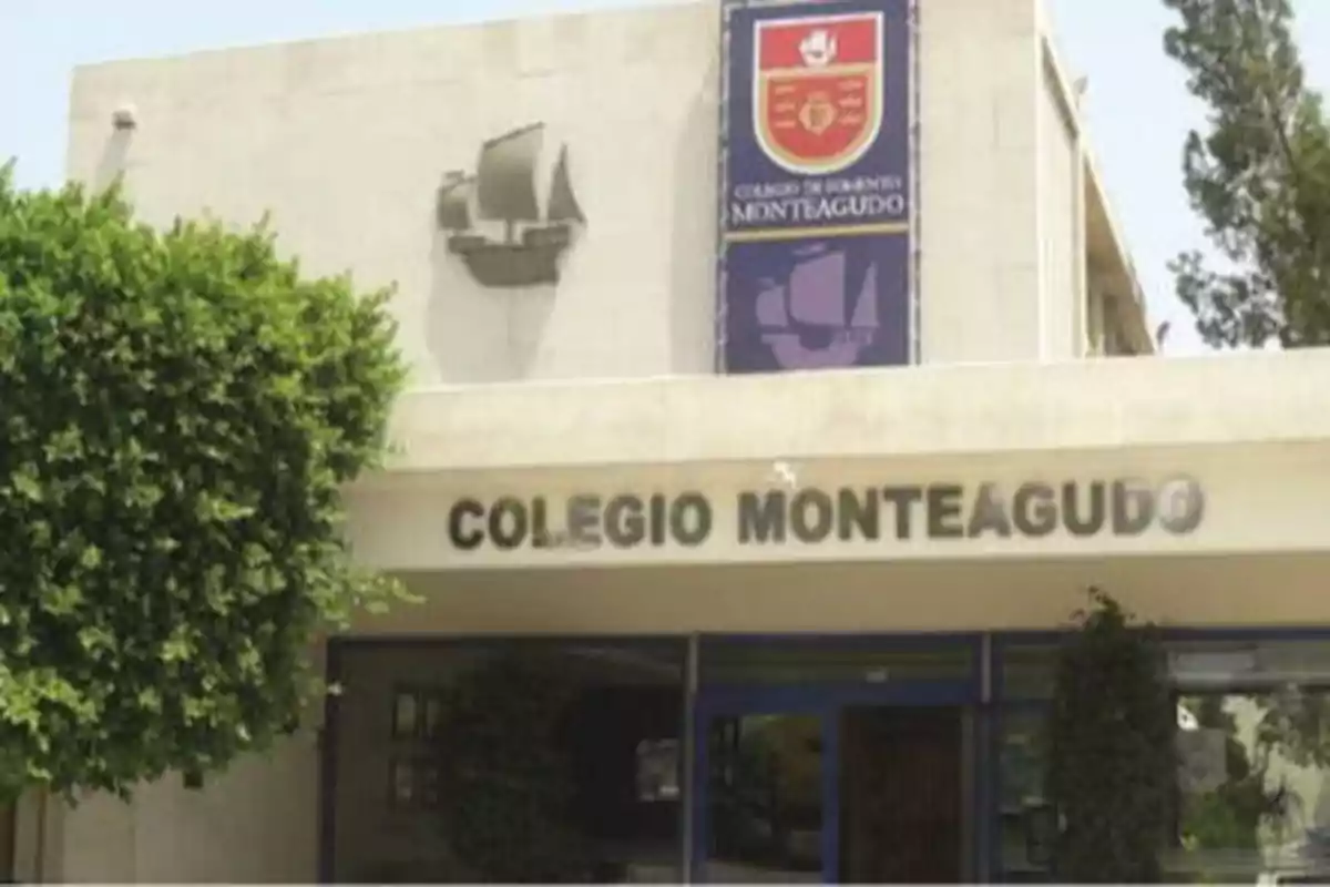 Entrada del Colegio Monteagudo con un letrero y un escudo en la fachada.