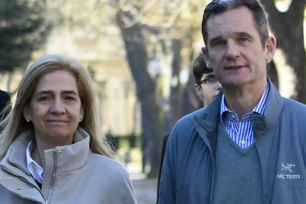 Dos personas caminando al aire libre en un día soleado.