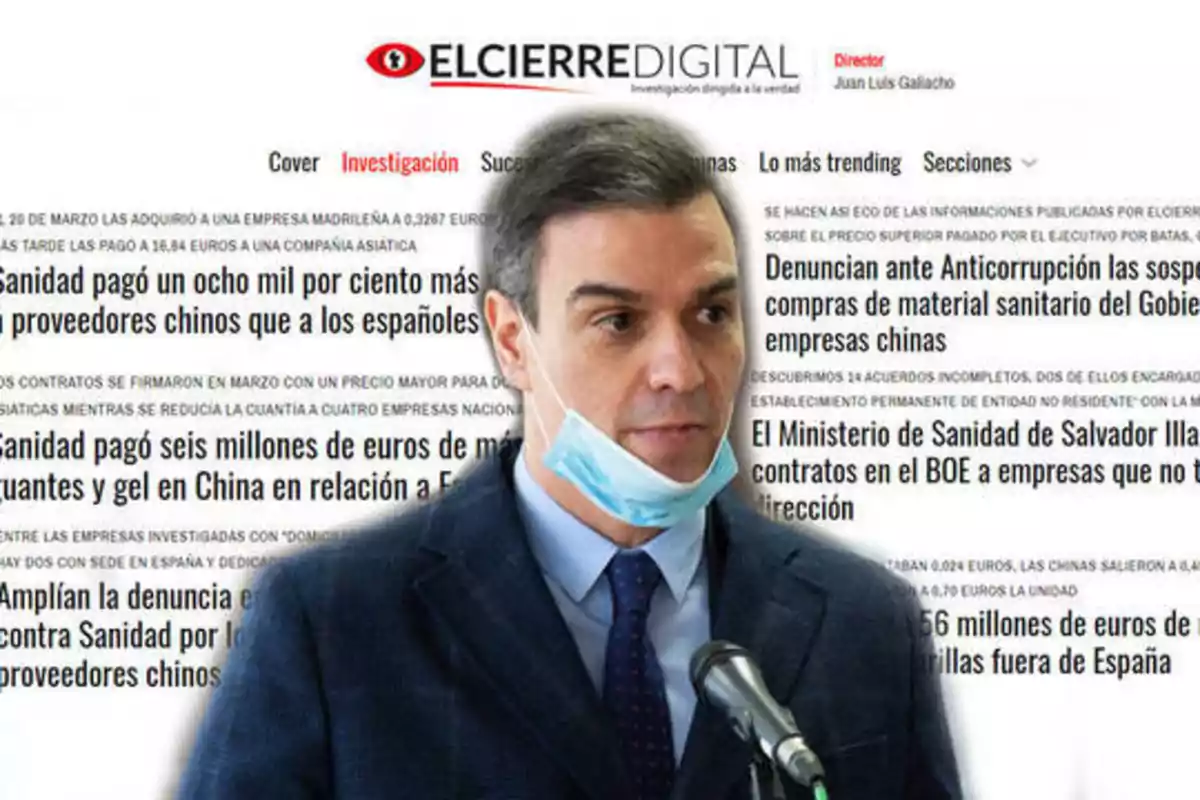 Un hombre con una mascarilla quirúrgica bajada en el cuello, hablando frente a un micrófono, con un fondo de titulares de noticias del sitio web "El Cierre Digital".