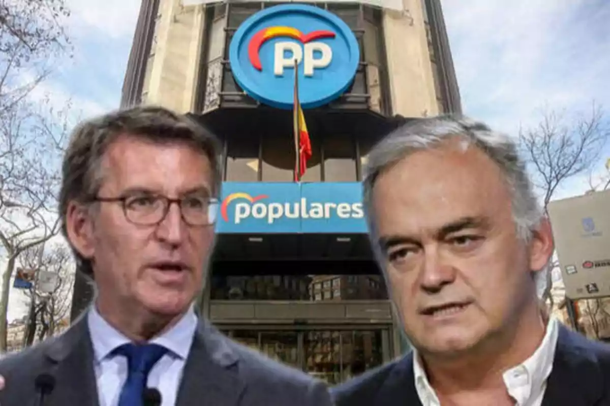 Dos hombres frente a la sede del Partido Popular con el logotipo del partido en el fondo.