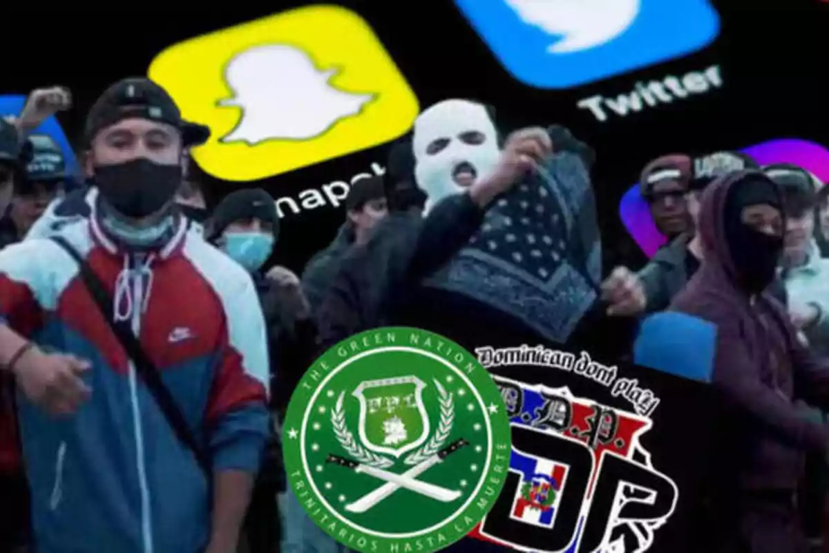 Un grupo de personas con mascarillas y capuchas posan frente a un fondo con logotipos de redes sociales como Snapchat y Twitter, junto a un emblema verde que dice "The Green Nation Trinitarios Hasta La Muerte" y otro emblema con la bandera dominicana y las letras "D.D.P."