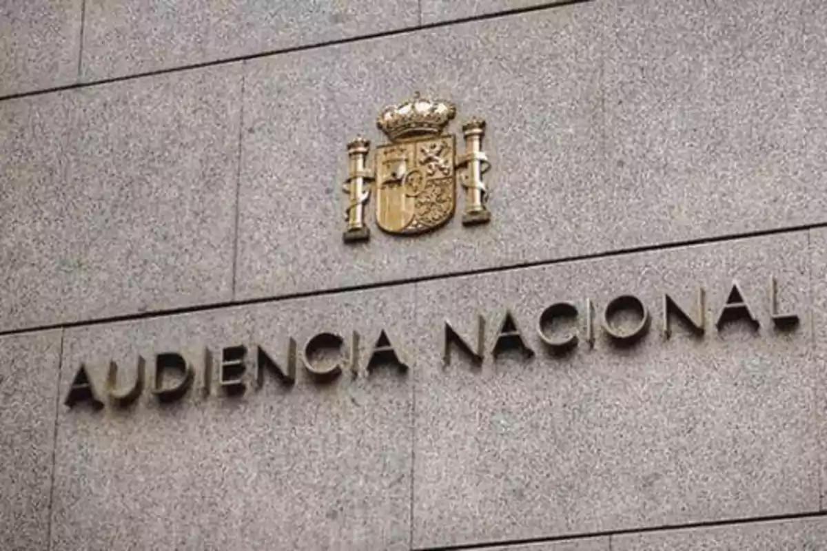 Fachada de la Audiencia Nacional de España con el escudo nacional.