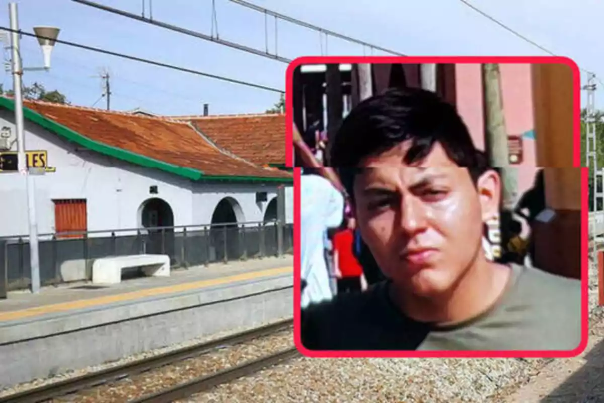 Una estación de tren con un edificio de techo rojo y una imagen superpuesta de un hombre joven en primer plano.