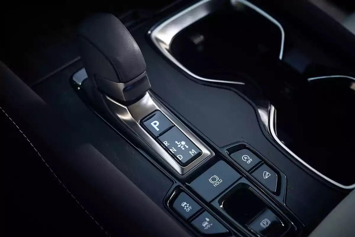 Palanca de cambios automática de un automóvil moderno con botones de control adicionales en la consola central Palanca de cambios automática de un automóvil moderno con botones de control adicionales en la consola central