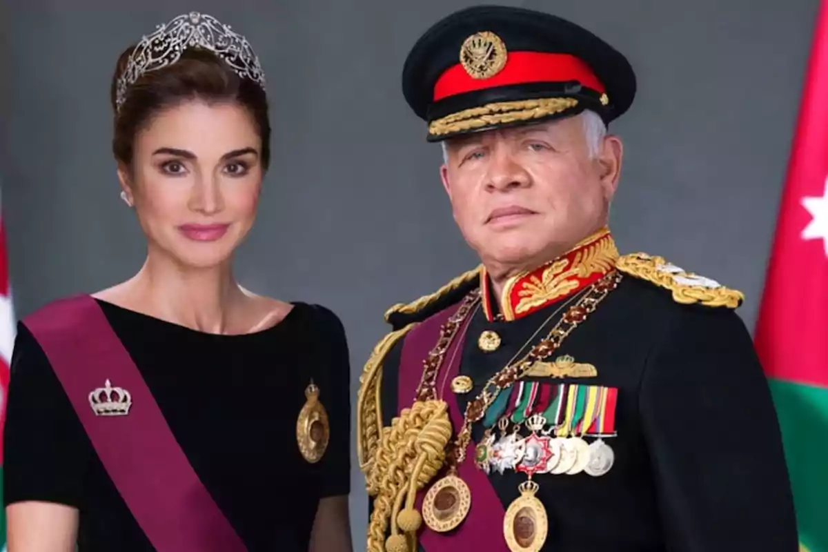Una mujer con tiara y banda púrpura junto a un hombre con uniforme militar decorado y gorra, ambos posando frente a banderas Una mujer con tiara y banda púrpura junto a un hombre con uniforme militar decorado y gorra, ambos posando frente a banderas