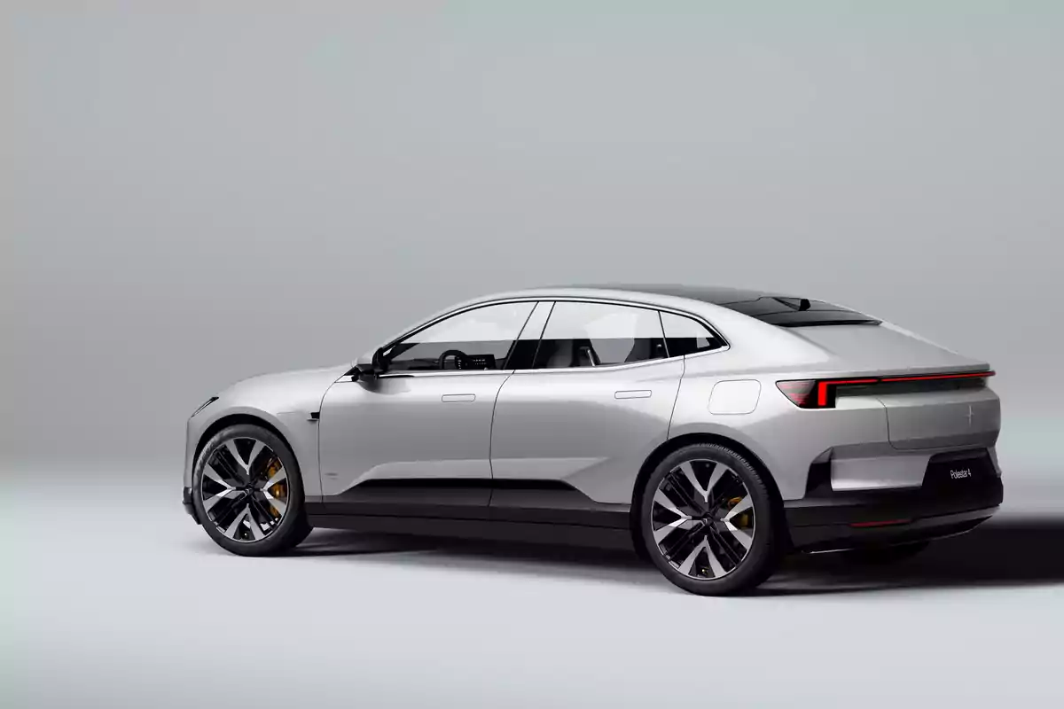 Auto eléctrico plateado de diseño moderno visto de perfil en un fondo gris claro Auto eléctrico plateado de diseño moderno visto de perfil en un fondo gris claro