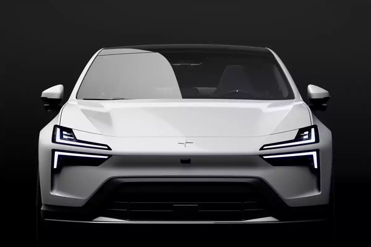Auto eléctrico blanco visto de frente con diseño moderno y faros LED encendidos Auto eléctrico blanco visto de frente con diseño moderno y faros LED encendidos