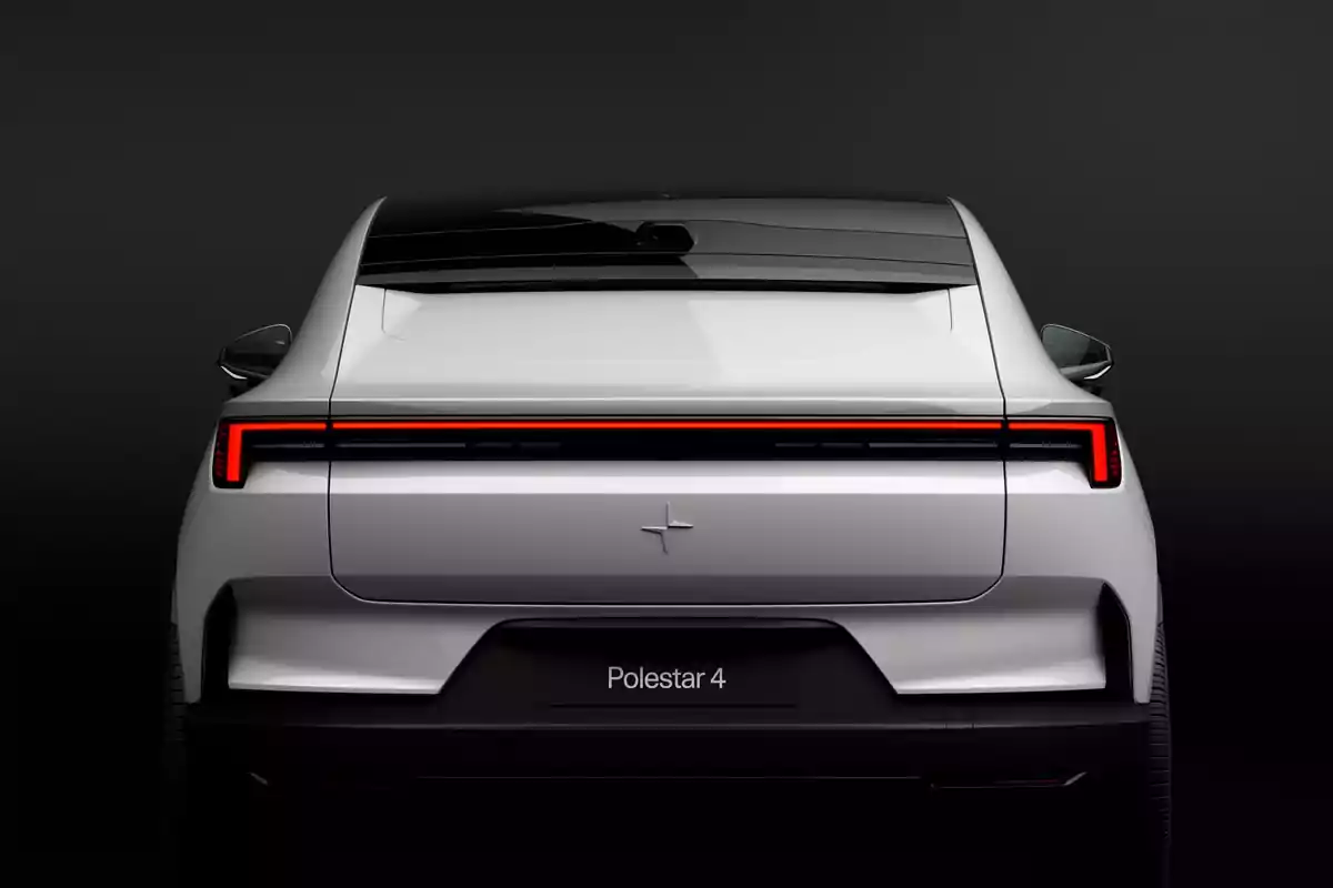 Vista trasera de un auto eléctrico Polestar 4 color blanco con luces traseras LED en forma de línea horizontal roja sobre fondo oscuro Vista trasera de un auto eléctrico Polestar 4 color blanco con luces traseras LED en forma de línea horizontal roja sobre fondo oscuro