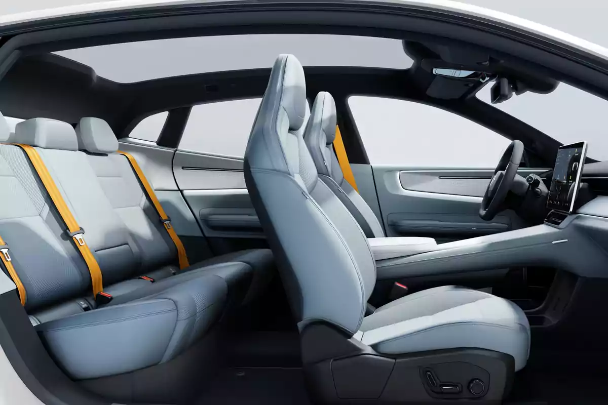 Interior de un automóvil moderno con asientos de color gris claro y cinturones de seguridad amarillos, diseño minimalista y pantalla digital en el tablero Interior de un automóvil moderno con asientos de color gris claro y cinturones de seguridad amarillos, diseño minimalista y pantalla digital en el tablero