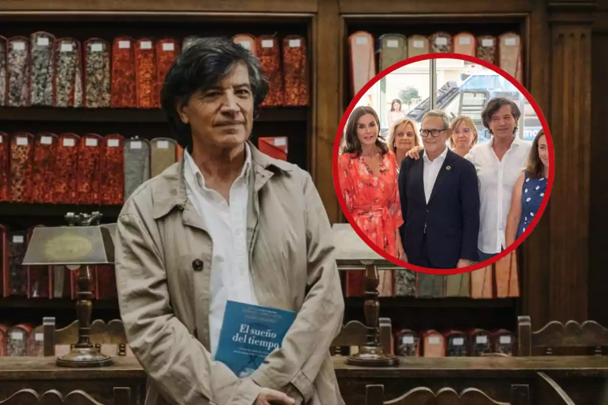 Un hombre de cabello oscuro sostiene un libro azul en una biblioteca antigua con estantes llenos de frascos rojos y en la esquina superior derecha hay un círculo con una foto de grupo donde varias personas posan sonrientes